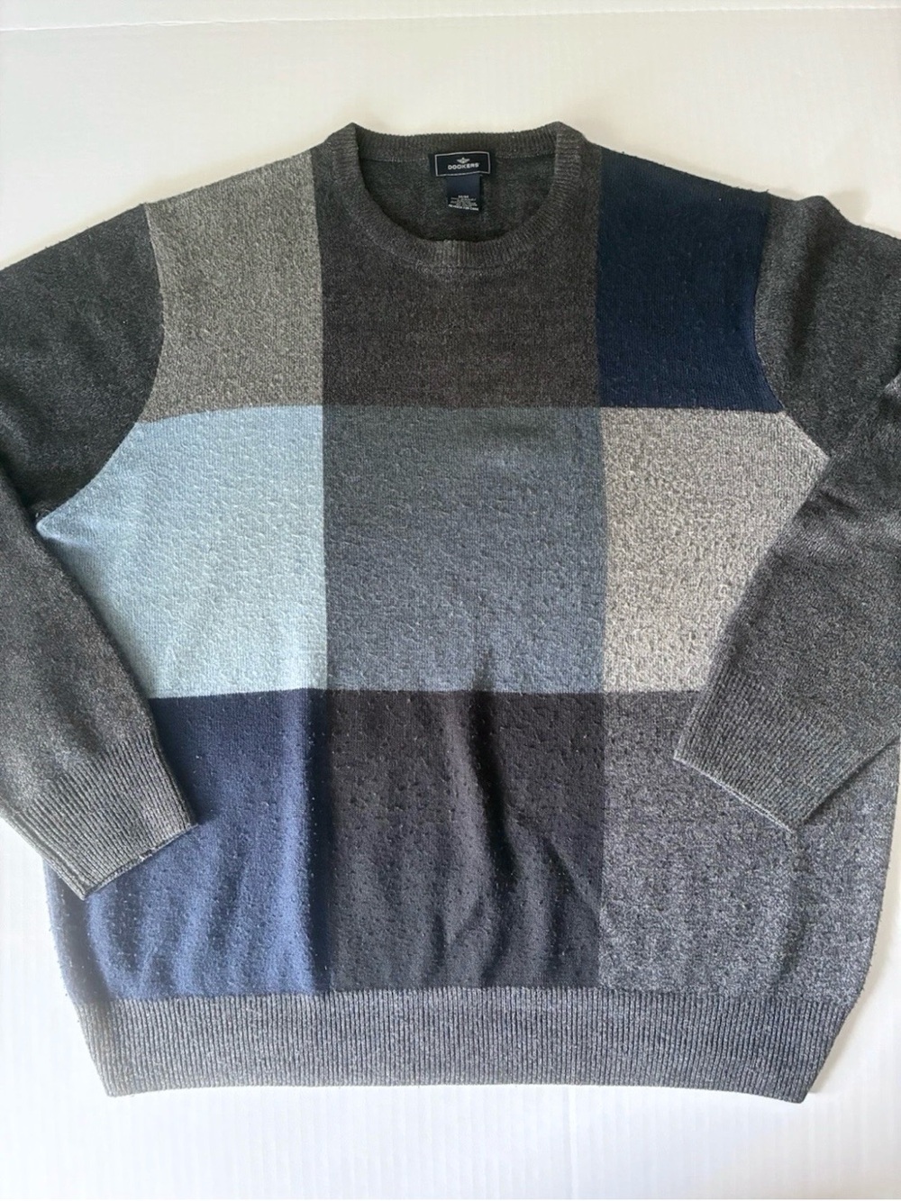 Dockers Men’s Long Sleeve Pullover Sweater Size Medium Gray and Blue Large Check